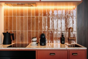 Deluxe Suite | Private kitchen | Coffee/tea maker, electric kettle - De Plesman Hotel The Hague (The Hague)