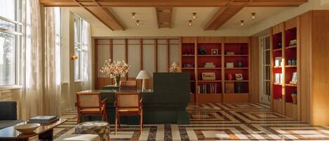 Área de estar no saguão