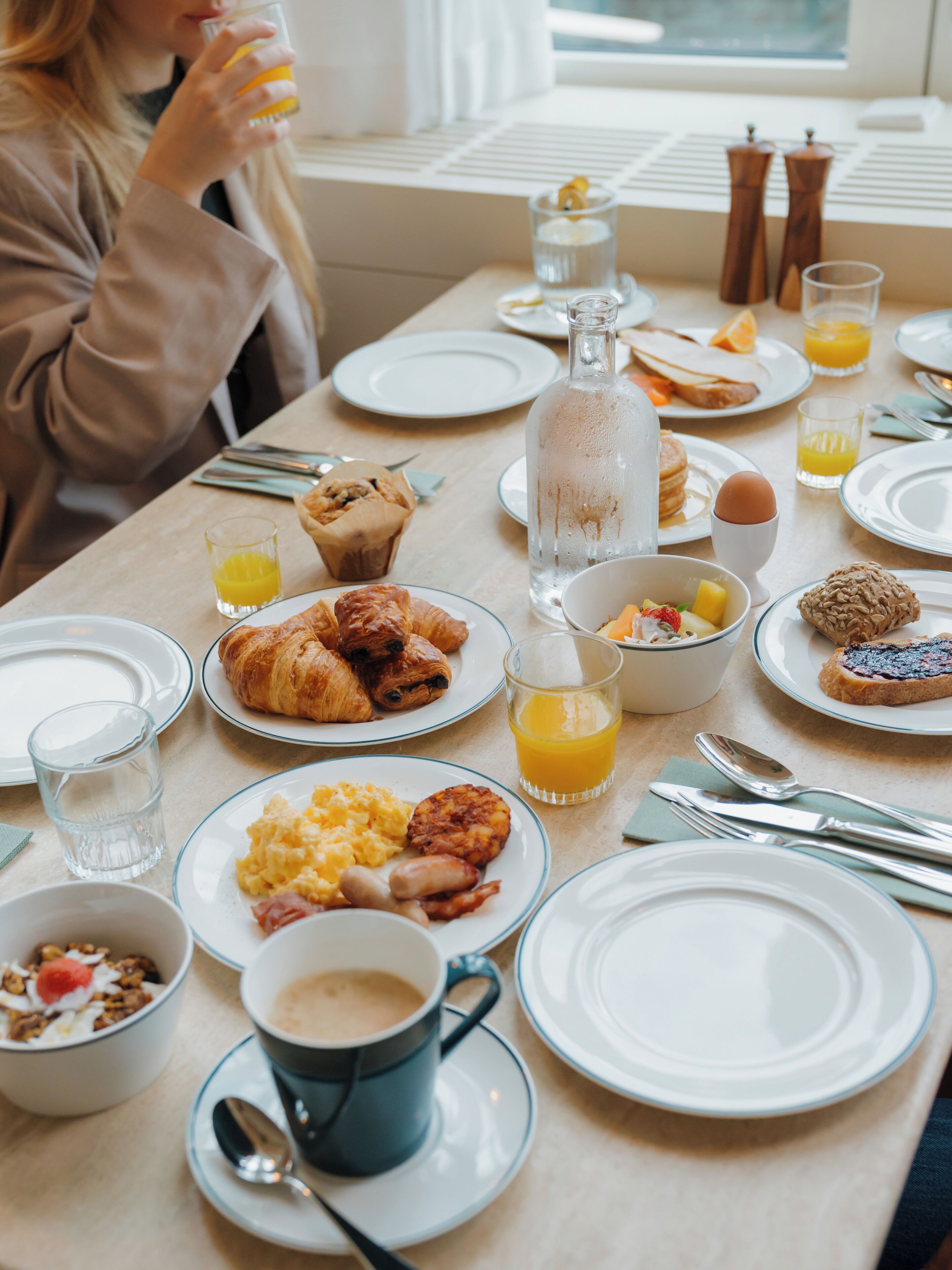 بوفيه فطور يوميًا بتكلفة قدرها (25 EUR للشخص)