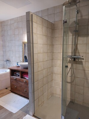 Douche, sèche-cheveux, serviettes fournies, papier toilette