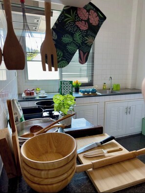 Kjøleskap, mikrobølgeovn, vannkoker og krydder