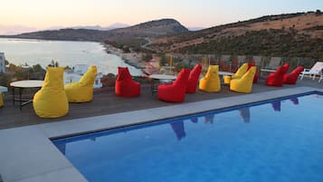 Utomhuspool med öppettider 10.00 till 20.00, och parasoller