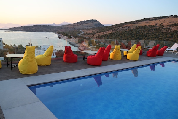 Piscine extérieure, parasols de plage