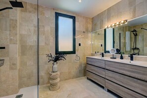 Douche, séchoir à cheveux, serviettes fournies