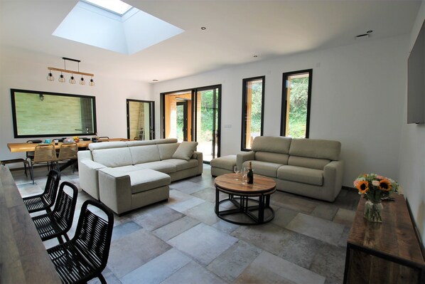 Téléviseur connecté, livres, chaîne audio