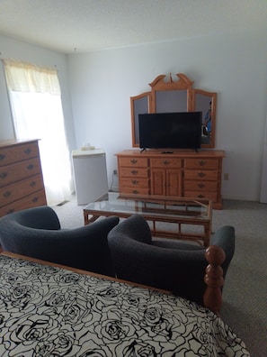 Family Triple Room, Multiple Beds, Non Smoking | Desk, iron/ironing board, free WiFi - Princess Motel  (Kawartha Lakes)