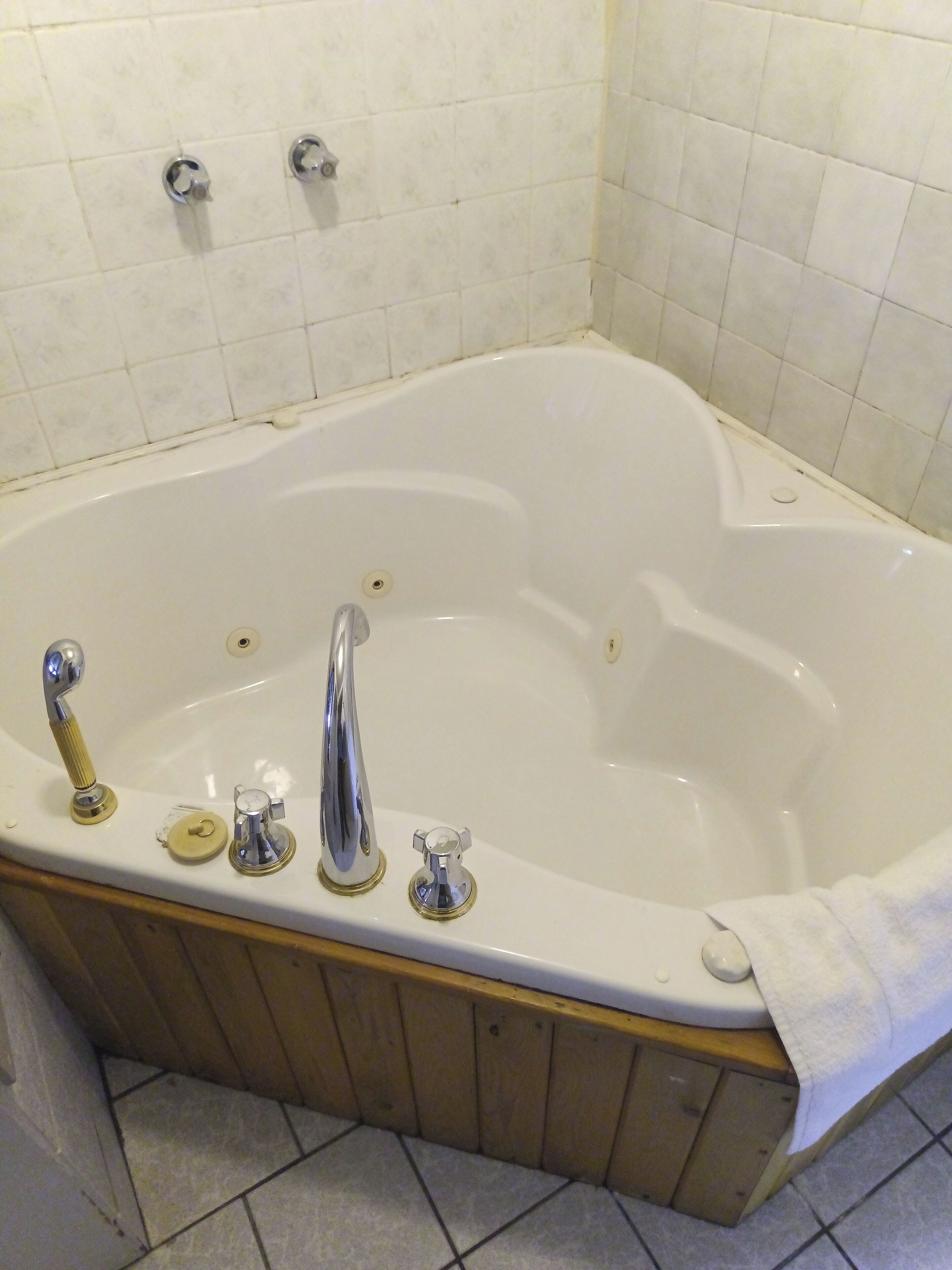 Comfort Studio Suite, 1 King Bed, Non Smoking | Bathroom | Hair dryer, towels, soap, shampoo