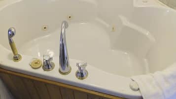 Comfort Studio Suite, 1 King Bed, Non Smoking | Bathroom | Hair dryer, towels, soap, shampoo