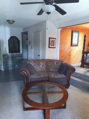 Comfort Studio Suite, 1 King Bed, Non Smoking | Desk, iron/ironing board, free WiFi - Princess Motel  (Kawartha Lakes)