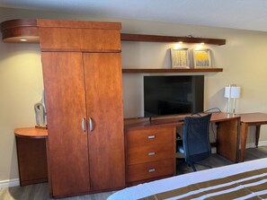 Comfort Single Room, 1 King Bed, Non Smoking | Desk, iron/ironing board, free WiFi - Princess Motel  (Kawartha Lakes)
