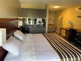 Escritorio, tabla de planchar con plancha y wifi gratis 