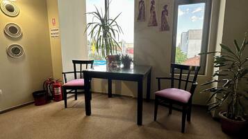 Phòng đôi, quang cảnh thành phố | Khu phòng khách