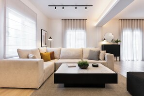 Luxury-Apartment, 4 Schlafzimmer, Balkon, Stadtblick | Wohnbereich