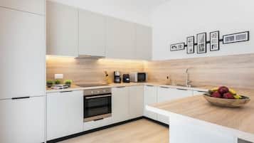 Departamento de lujo, 4 habitaciones, cocina | Cocina privada | Refrigerador, microondas, horno y parrilla de estufa