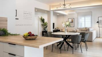 Luxury Apartment, 4 Bedrooms, Balcony, City View | Private kitchen | Fridge, microwave, oven, stovetop