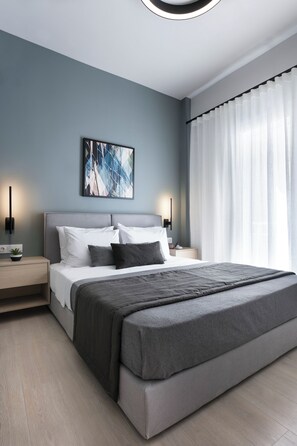 Apartamento luxo, 3 quartos, sacada, vista para a cidade | Cofres nos quartos, individualmente decorados