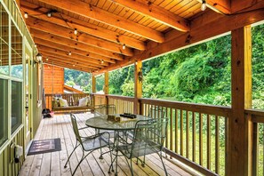 Outdoor dining - *Cozy 3BD Cottage w/ HOT TUB! Arcades + Near TOWN* (Sevierville)