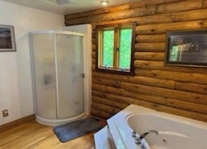Douche, baignoire à jets, sèche-cheveux, bidet