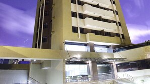 A high-rise building with multiple floors, a flat roof, and a modern architectural design. - CJC Short Stay Natal (Natal)