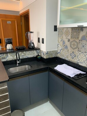 A kitchen with a coffee maker, blender, and a sink. - CJC Short Stay Natal (Natal)
