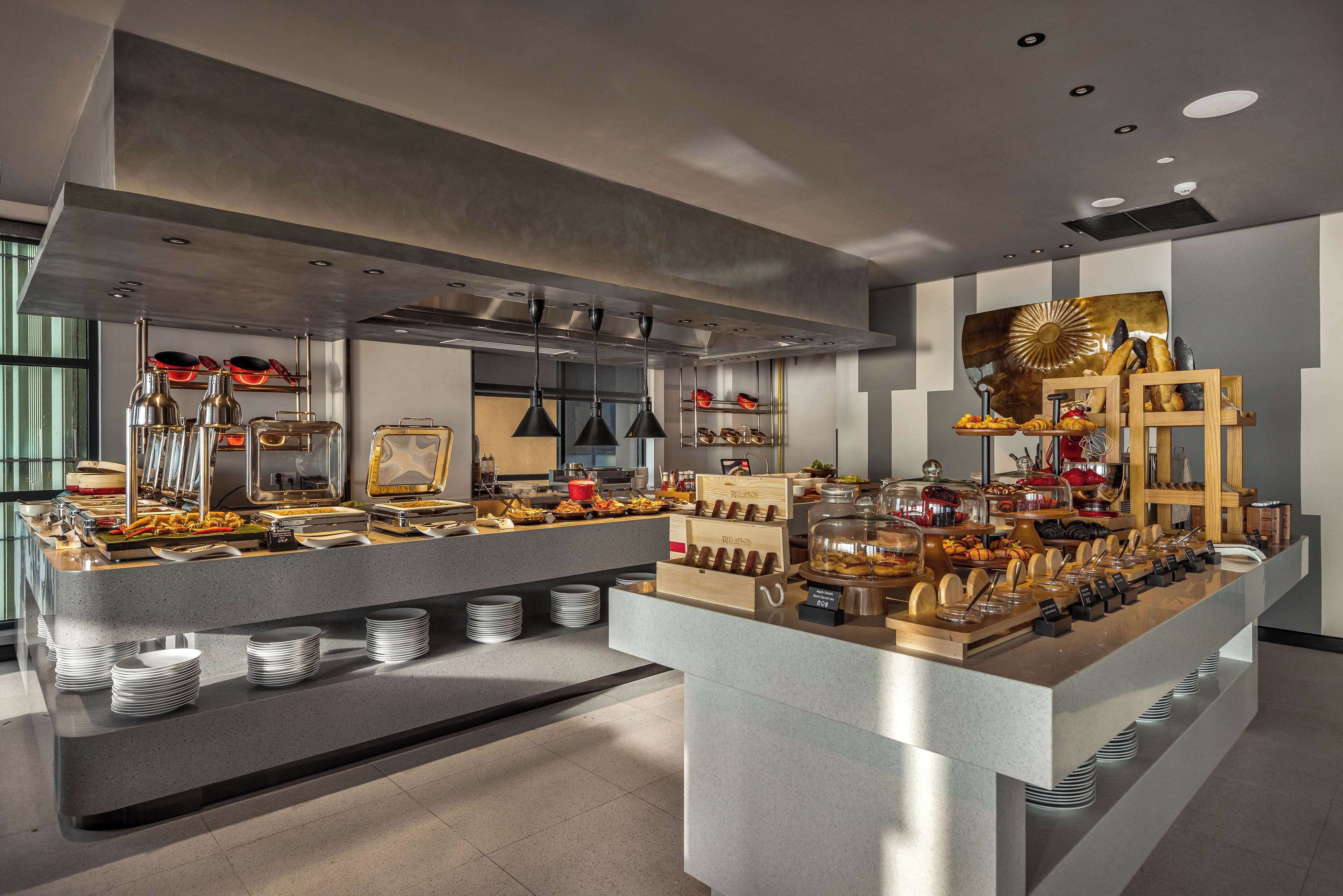 Un buffet moderne, doté de plusieurs points de service, de verres et proposant une grande variété de plats.