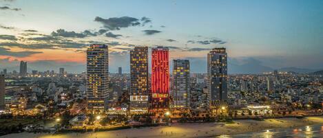 Bagian depan properti - sore/malam