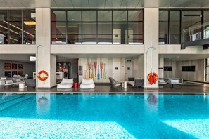 Udendørs pool, åben fra kl. 06.00 til kl. 18.00, liggestole