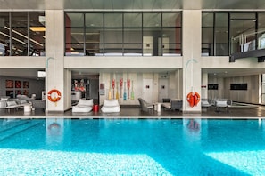 Udendørs pool, åben fra kl. 06.00 til kl. 18.00, liggestole