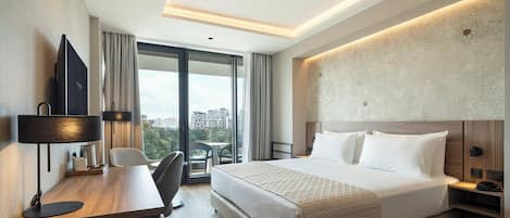 Minibar, coffres-forts dans les chambres, bureau