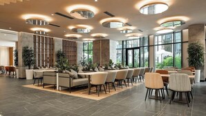 Un hall d’entrée spacieux, doté de meubles modernes, de grandes fenêtres et d’un design de plafond original.