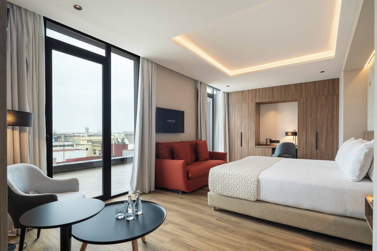Minibar, coffres-forts dans les chambres, bureau