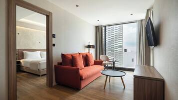 Minibar, caja fuerte, escritorio y espacio para trabajar con un portátil