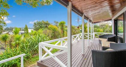 Greenhithe Hidden Gem with Sea Views and Parking