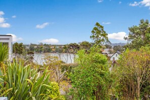 Property grounds - Greenhithe Hidden Gem with Sea Views and Parking (Auckland North Shore)