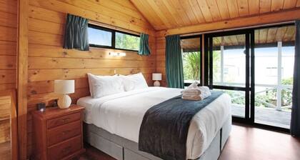 Greenhithe Hidden Gem with Sea Views and Parking