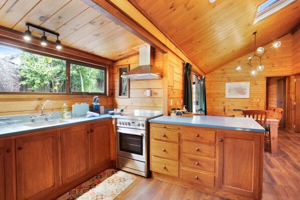 Fridge, microwave, oven, stovetop - Greenhithe Hidden Gem with Sea Views and Parking (Auckland North Shore)