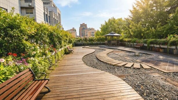 A wooden pathway with a bench, surrounded by greenery and a gazebo. - Hangzhou Huaxi Hotel (Yintai Department Store Linping Branch) (Hangzhou)