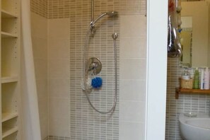 Shower, bidet - Charming studio apartment near Bocconi (IED, S.Paolo Hosp.). (Milano)