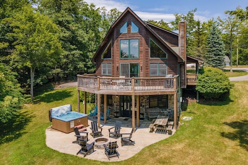 Scenic Retreat w/ Pool Table & Lake Views