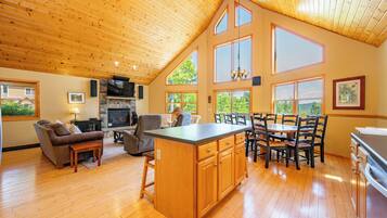 Smart TV, fireplace, stereo