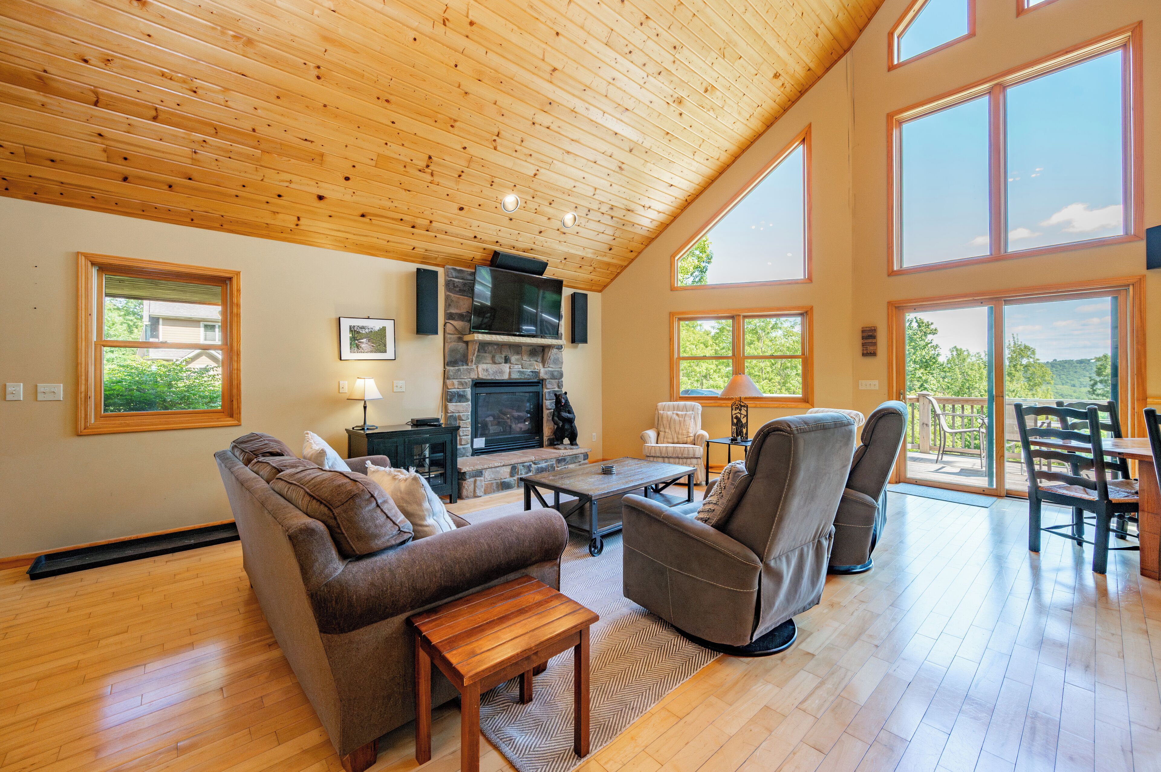 Smart TV, fireplace, stereo