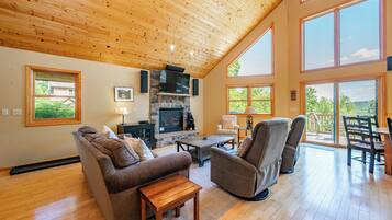 Smart TV, fireplace, stereo