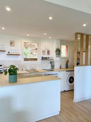 雪櫃、微波爐、焗爐、爐具