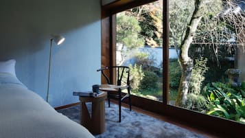 3 bedrooms, desk, WiFi, bed sheets
