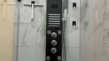 Douche, sĂšche-cheveux, serviettes fournies, savon