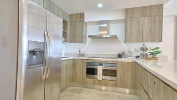 Microondas, horno, placa de cocina y lavavajillas