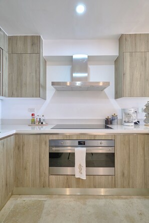 Micro-ondes, four, plaque de cuisson, lave-vaisselle