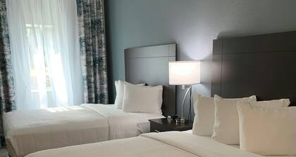 The Grove Inn And Suites