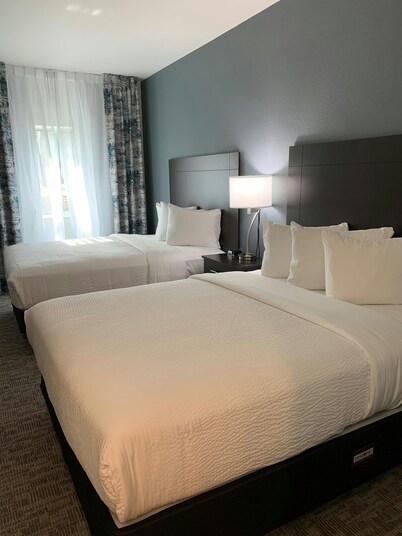 The Grove Inn And Suites