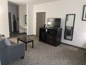 Deluxe Suite | Living area | 42-inch TV with cable channels